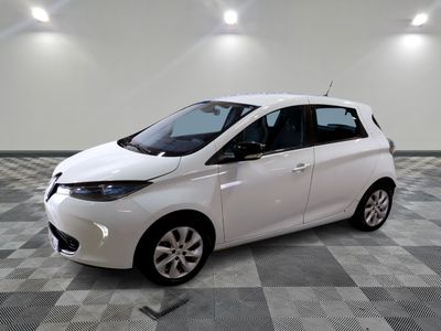 la photo d'une voiture blanche garée dans une pièce