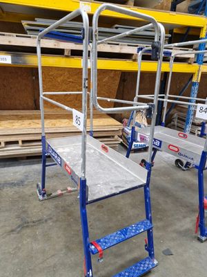 deux échelles entreposées dans un entrepôt