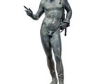 une statue représentant un homme debout sur un socle