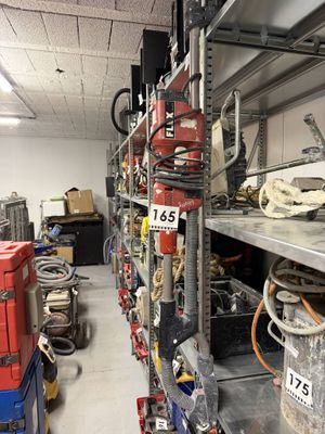 de nombreux types d'outils différents sur les rayons du magasin