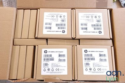 six cartons contenant des produits HP, posés par terre
