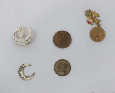 quatre types de broches différents et une pièce de monnaie posés sur une surface blanche
