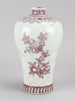 Vase en porcelaine chinoise orné de fleurs et de rinceaux sur fond blanc