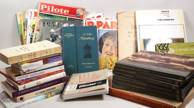 plusieurs livres empilés sur une table