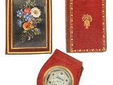 un étui rouge orné d'une horloge et d'un tableau