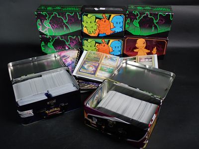trois boîtes contenant des objets différents, posées sur une table
