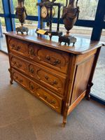 Commode dite " Parisienne" en bois naturel mouluré et sculpt… (photo 2)