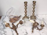 trois bougies posées sur une table en marbre