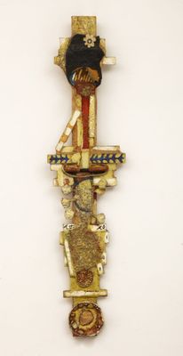 une photo d'une tapisserie représentant une femme armée d'une épée