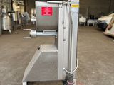une machine qui se trouve au milieu d'un entrepôt