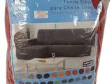 Emballage d'un canapé et d'un fauteuil dans un sac en plastique, sur fond blanc