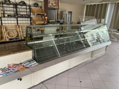 une vitrine en verre au milieu d'un magasin