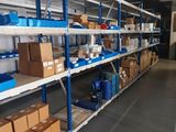 de nombreux cartons et boîtes sur les étagères de l'entrepôt