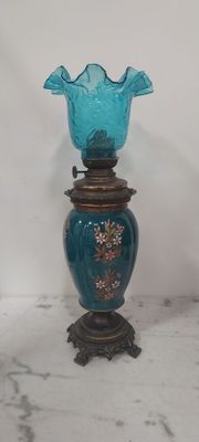 deux vases posés sur une table en marbre