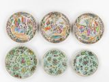 six assiettes en porcelaine chinoise ornées de scènes peintes sur fond blanc