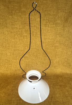 une image représentant une lampe blanche suspendue à une chaîne sur un fond jaune