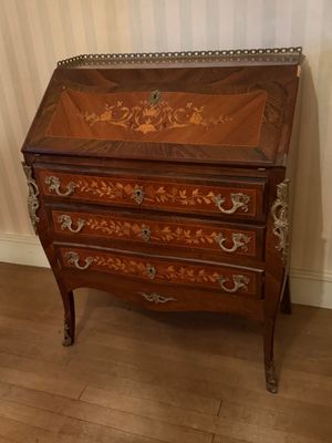 Bureau de pente de style Louis XV en bois de placage et marq…