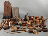 de nombreux objets en bois posés sur la table
