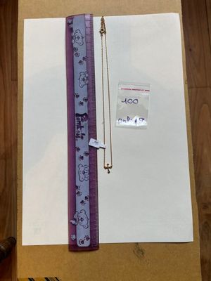 un morceau de papier sur lequel est noué un ruban violet