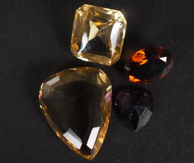 Quatre différentes pierres sur papier.