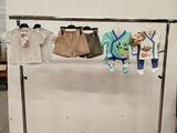 une photo d'un portant sur lequel sont suspendus des vêtements