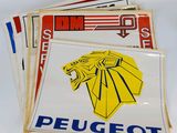 un lot de quatre autocollants représentant un lion