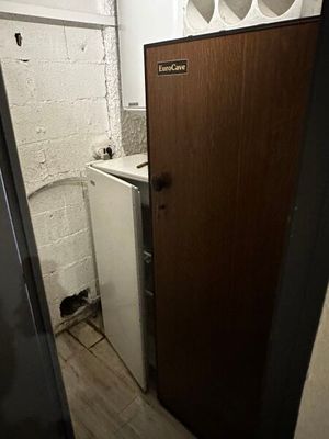 un réfrigérateur et un évier dans une petite pièce