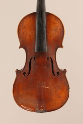 un vieux violon avec un archet sur fond blanc