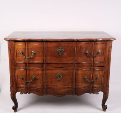 une commode en bois avec un plateau en marbre, sur fond blanc