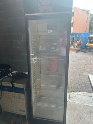 une photo d'un réfrigérateur professionnel dans un parking