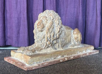 a statue of a lion that is sitting on a table