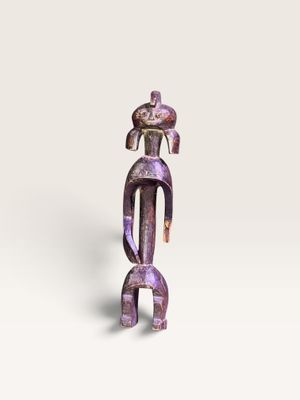 une sculpture violette représentant un homme coiffé d'un chapeau