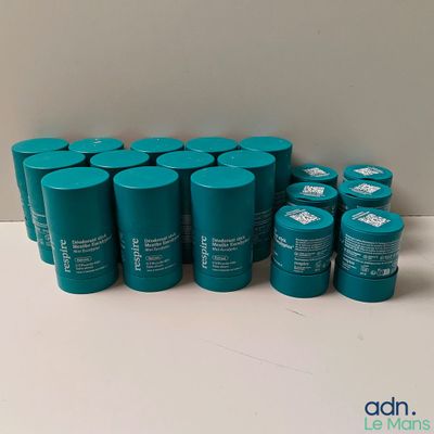 beaucoup de boîtes bleues posées sur une table