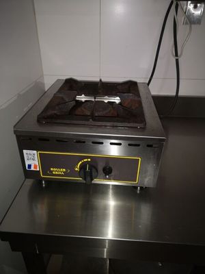 une cuisinière équipée d'un brûleur métallique dans une cuisine