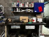 une image d'un établi dans un garage