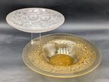 une assiette en verre sur laquelle est posé un bol et une assiette sur laquelle est posé un bol