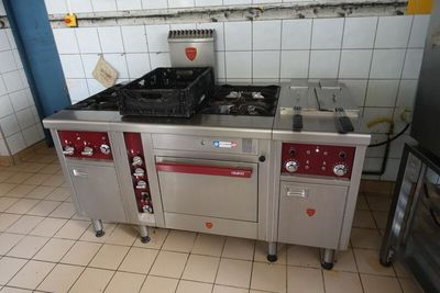 une image d'une cuisine commerciale avec une cuisinière et un four