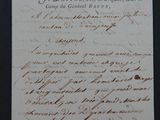 un vieux document écrit posé sur une table