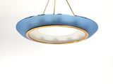 une photo d'un luminaire bleu suspendu au plafond