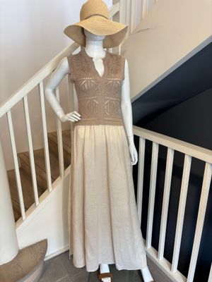 Le mannequin porte une robe et un chapeau dans l'escalier.