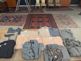 plusieurs vêtements posés sur une table dans une pièce