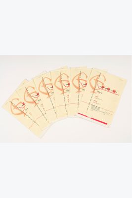 six billets de concert sont disposés en rangée sur une surface blanche