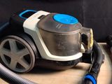 un aspirateur posé sur une table en bois