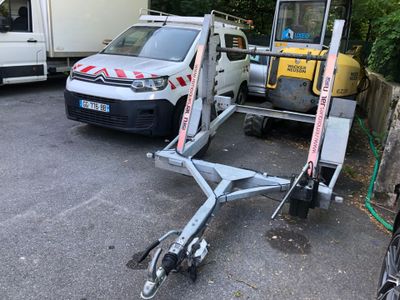 des véhicules garés sur un parking à côté d'une camionnette blanche