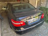 une voiture garée dans un garage à côté d'une autre voiture