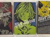trois livres sont alignés sur une surface blanche avec un fond blanc