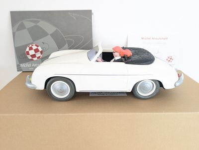 une petite voiture posée sur une boîte en carton