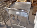 une table en métal posée au milieu d'une pièce