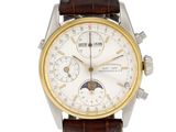 gros plan d'une montre sur fond blanc avec un bracelet marron