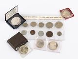 un assortiment de pièces d'argent et de bronze dans un étui en plastique